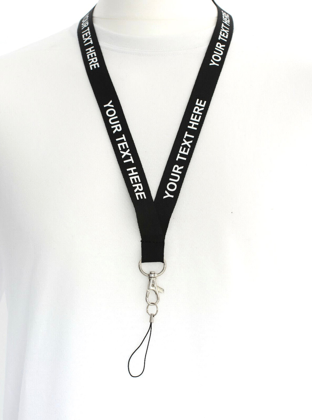 Juodos spalvos kaklajuostė su Jūsų tekstu. Kaklajuostės nuotrauka ant manekeno