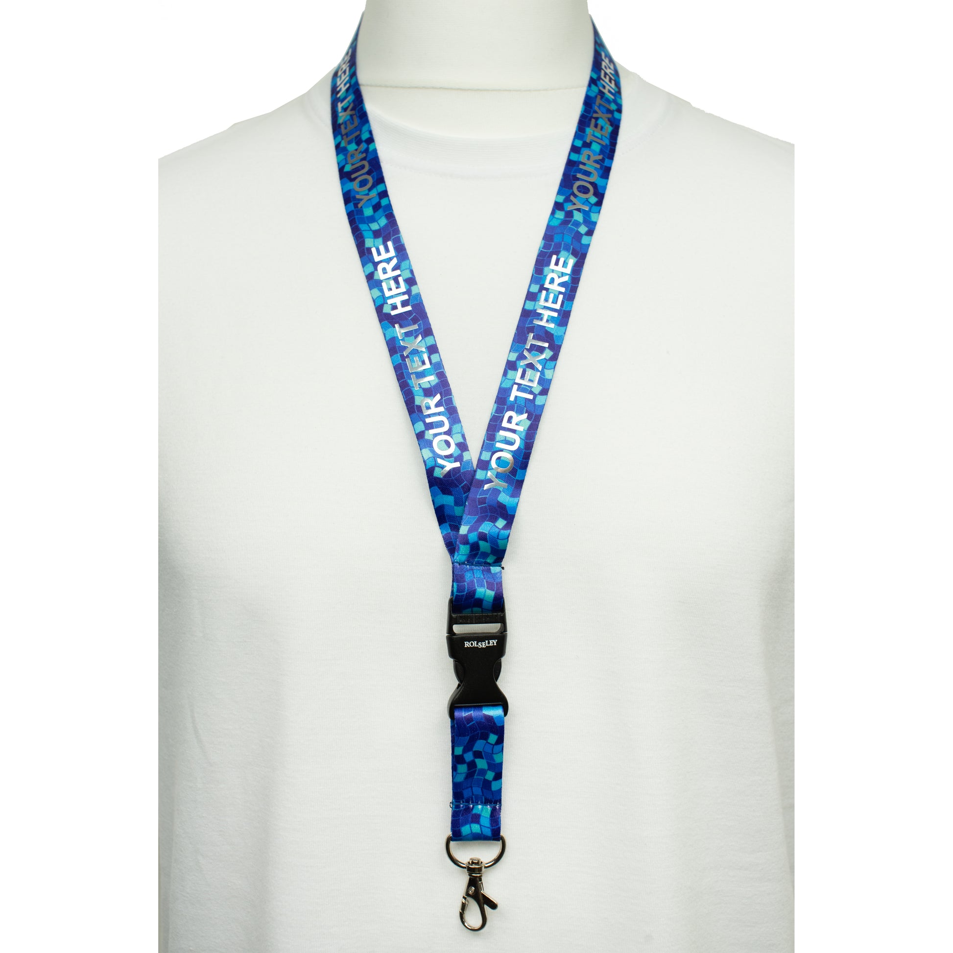 Mėlyna mozaikos raštų kaklajuostė su Jūsų tekstu ant balto manekeno