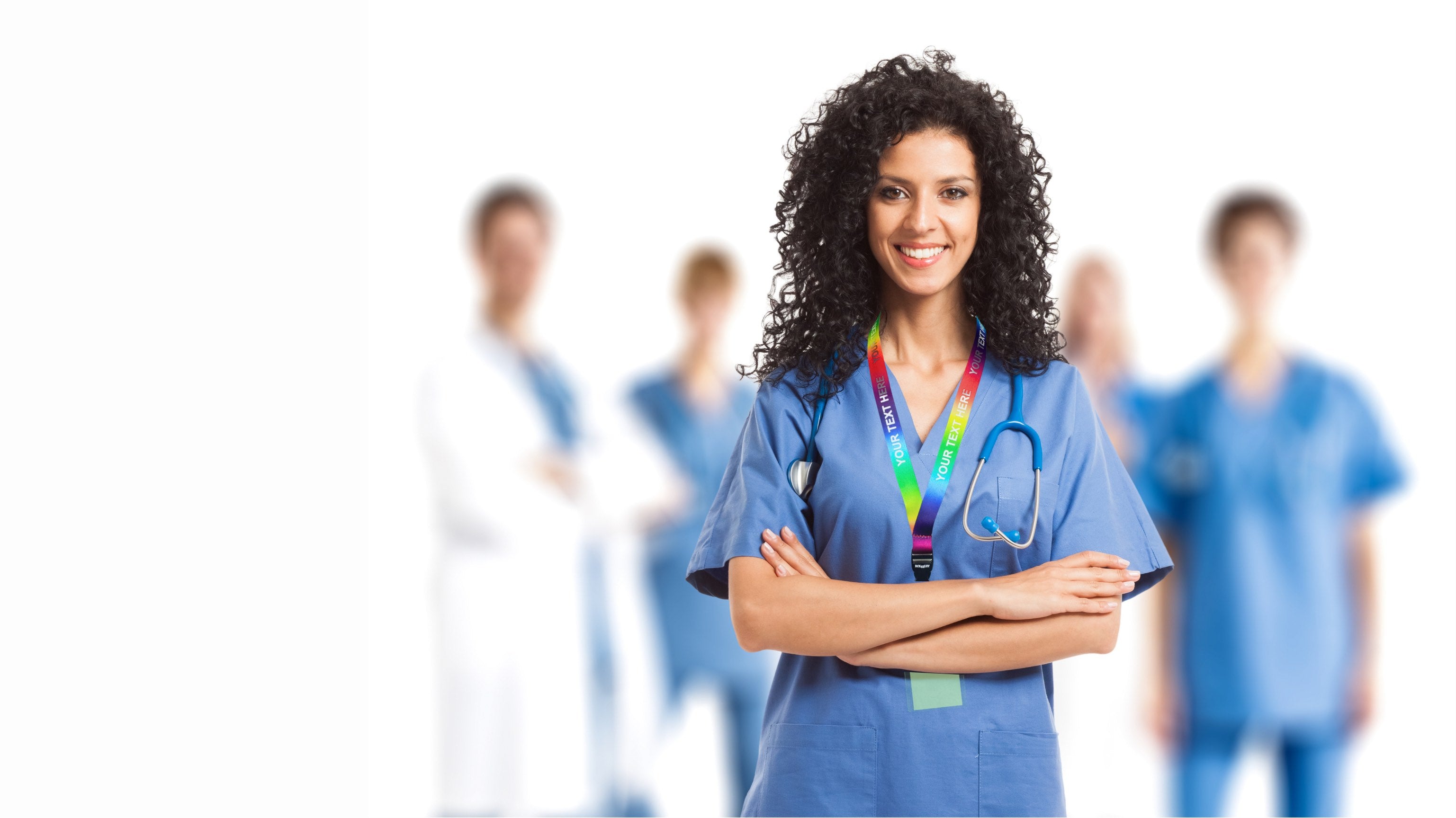 Seselė su vaivorykštės spalvų kaklajuoste