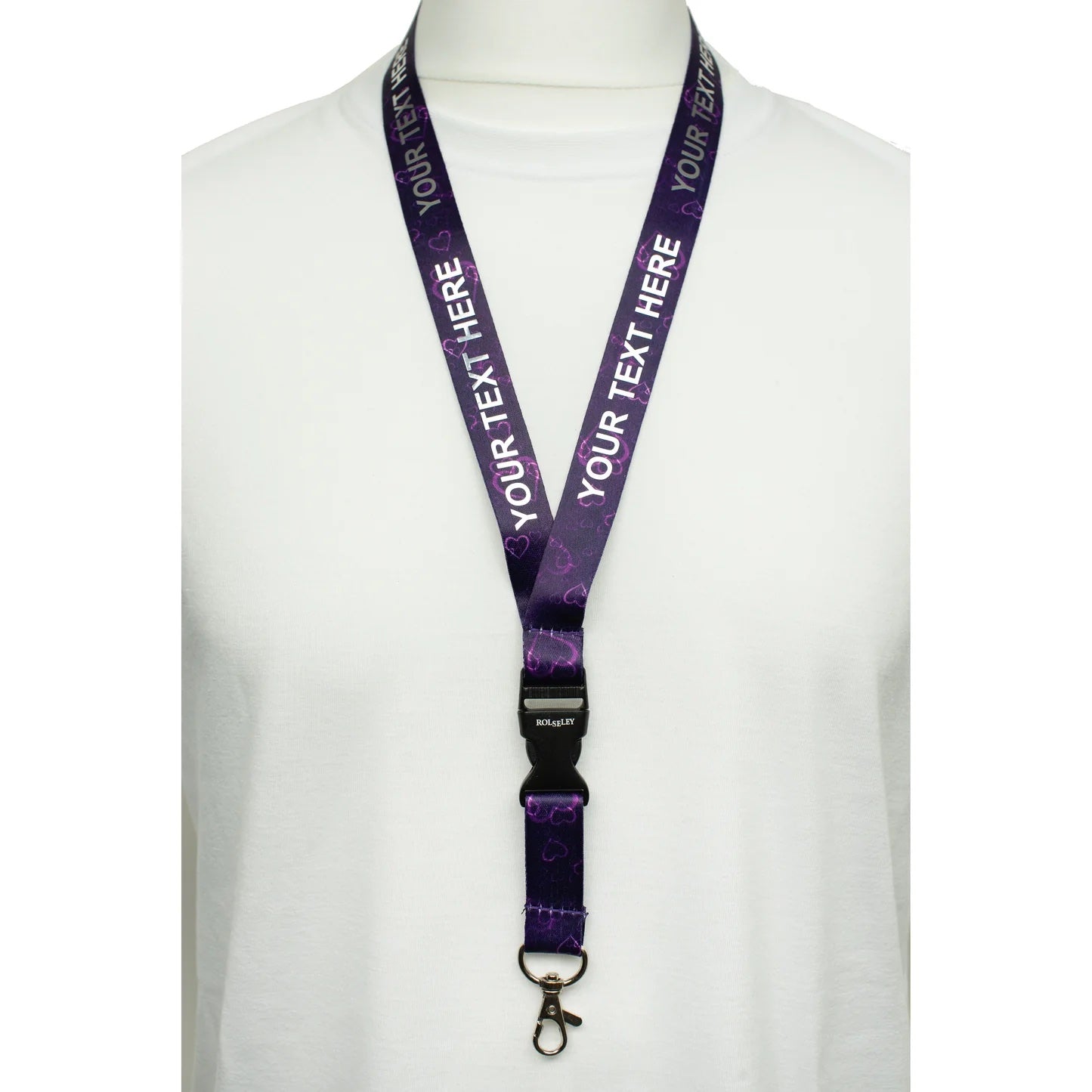 Violetinė širdelių raštų kaklajuostė su Jūsų tekstu ant balto manekeno