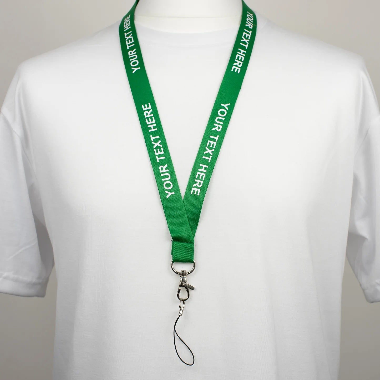 Žalios spalvos kaklajuostė su Jūsų tekstu. Kaklajuostės nuotrauka ant manekeno.