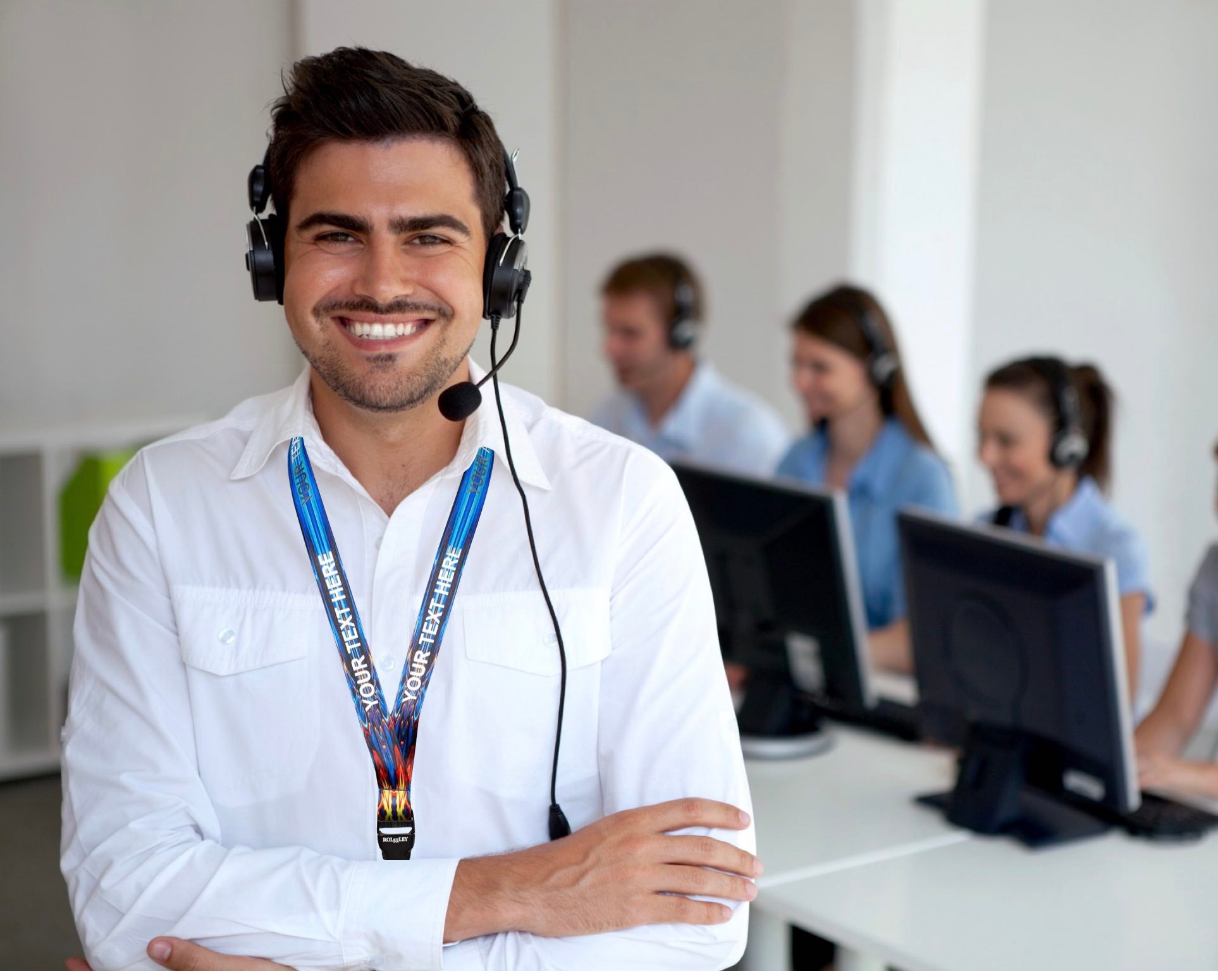 Ofiso darbuotojas su Tikrola spalvinga kaklajuoste