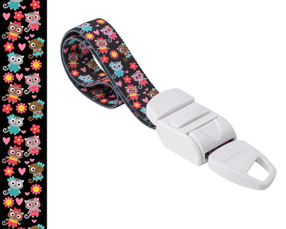 Medicininis turniketas juodos spalvos su spalvotais animuotų kačių ir gėlių raštais. Turniketo juostelės rašto paveikslėlis
