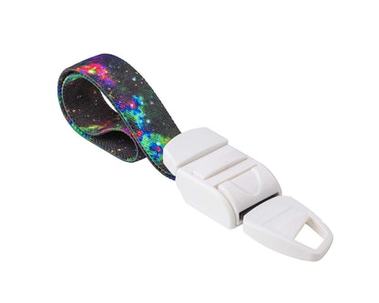 MEDICININIS TURNIKETAS su įvairiaspalviu galaktikos raštų dirželiu ir balta sagtele. 