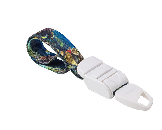 MEDICININIS TURNIKETAS su koralų rifo raštų dirželiu ir balta sagtele.