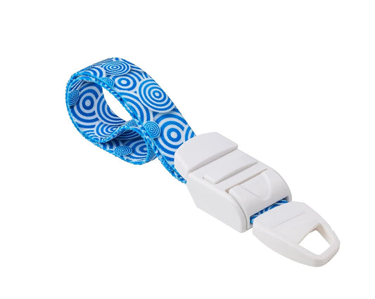 MEDICININIS TURNIKETAS su mėlynu apskritimų raštų dirželiu ir balta sagtele.