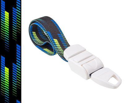 MEDICININIS TURNIKETAS su spalvotu sporto raštų dirželiu ir balta sagtele. Pateikiamas turniketo juostelės rašto paveikslėlis