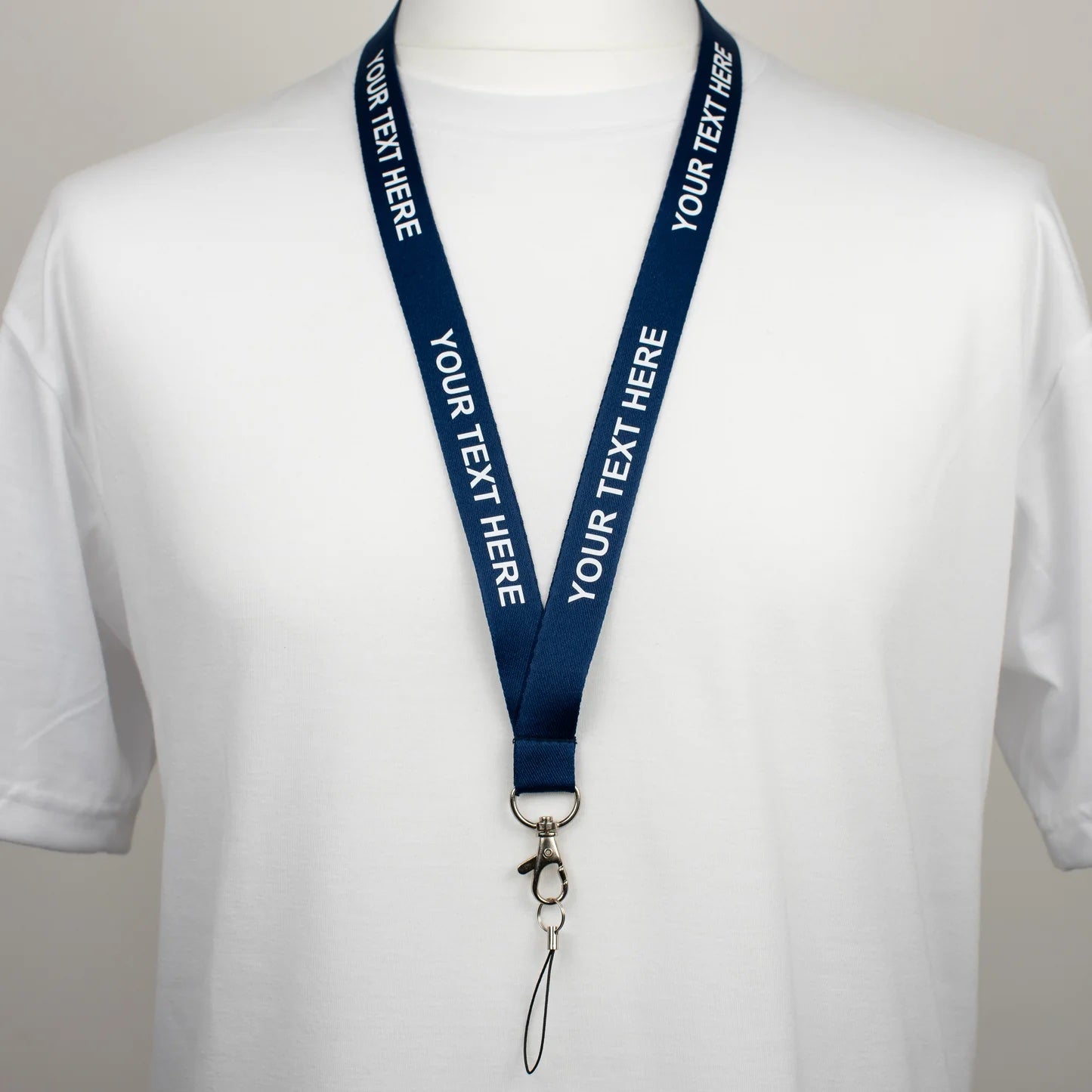 Tamsiai mėlynos spalvos kaklajuostė su Jūsų tekstu. Kaklajuostės nuotrauka ant manekeno