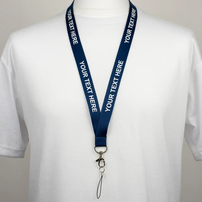 Tamsiai mėlynos spalvos kaklajuostė su Jūsų tekstu. Kaklajuostės nuotrauka ant manekeno