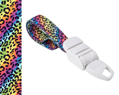 MEDICININIS TURNIKETAS su vaivorykštės spalvų leopardo raštų dirželiu ir balta sagtele. Pateikiamas turniketo juostelės rašto paveikslėlis