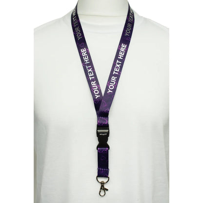 Violetinė širdelių raštų kaklajuostė su Jūsų tekstu ant balto manekeno